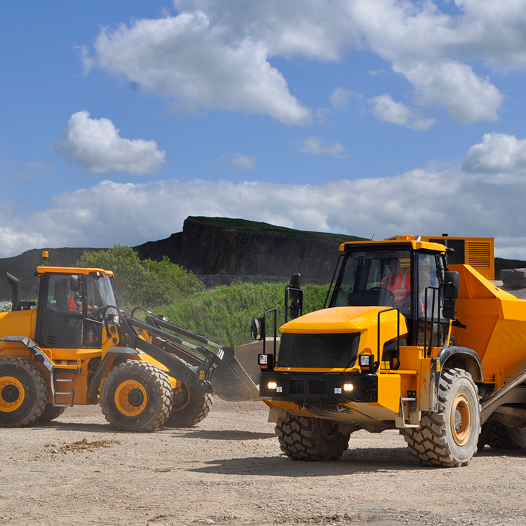 Dumper and wheeled loading shovel